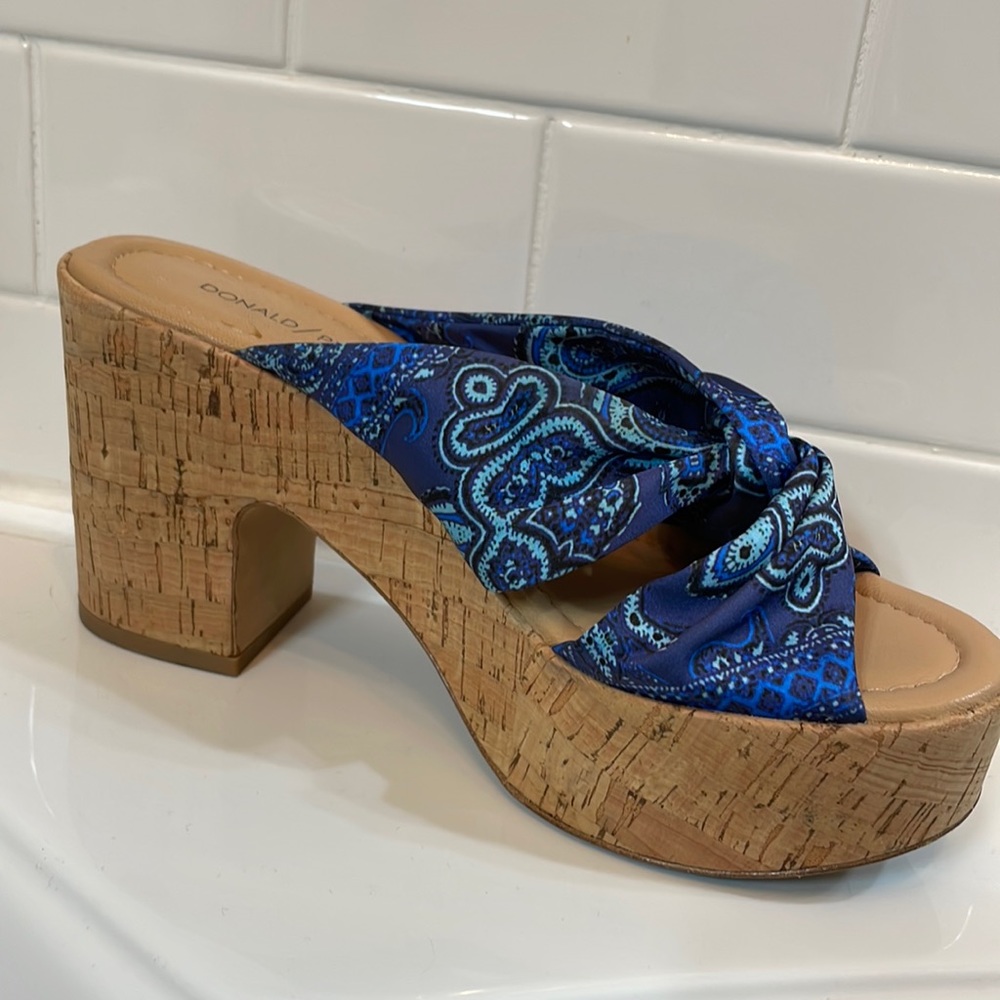 Donald J PLiner Blue bandana print wedges . EUC SZ 8